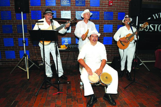 ➥➥Am enizando la tarde Aida Silva y si grupo Tipiqueando.