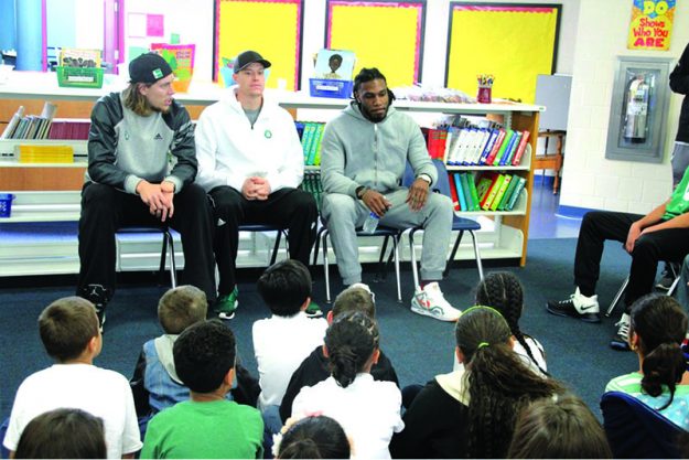 ➥➥ Los jugadores de los Celtics desde la izquierda: Kelly Olynyk, Jonas Jerebko y Jae Crowder conversan con los estudiantes de la Escuela Frost.