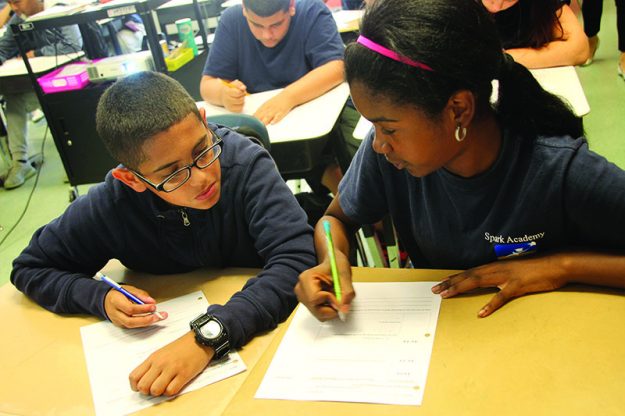 ➥➥ Luis Martínez y Arelis Carty trabajan juntos en la clase de matemáticas.