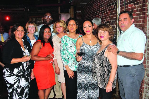 ➥➥Organizadores de la Feria Internacional del Libro en Lawrence inician preparativos para el gran evento con prueba de vinos.