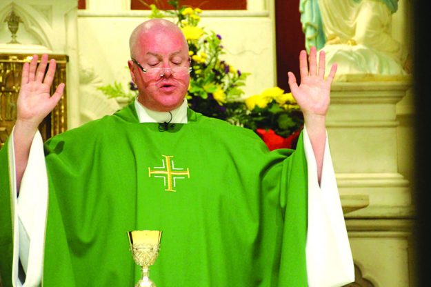 ➥➥ Padre Paul O’Brien, celebra la misa en la St. Patrick Parish en Lawrence.