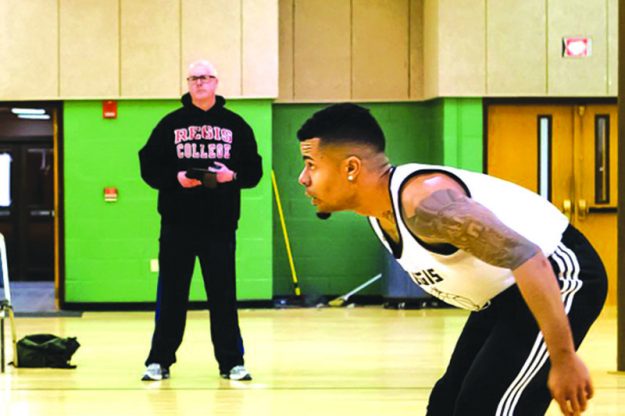 ➥➥ El Padre Paul O’Brien supervisa jóvenes que van al centro comunitario de San Patricio a jugar baloncesto los domingos.