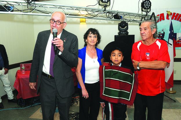 ➥➥ Celebrando la independencia chilena. De izquierda a derecha: el cónsul de Chile en Boston, Paul Garber; la agente consular de cultura, Rosa Zullo; Dante Gell y Pedro Varas.