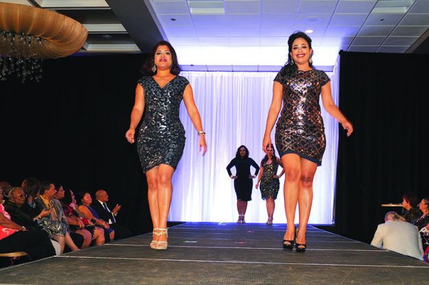 ➥➥ Distinguidas madres de la comunidad desfilaron en un original fashion show el pasado domingo 23 de octubre, en Lombardo’s de Randolph.