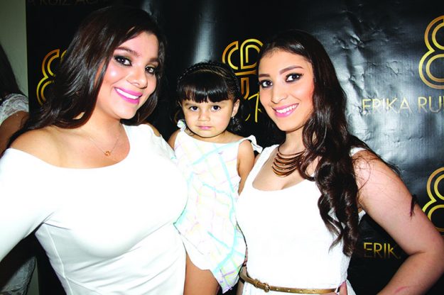 ➥➥ La pequeña Sofía acompañó a su mamá Xiomara durante la presentación a medios de comunicación de Erika Ruiz Academy, junto con ellas está Vanessa, tía de Sofía, quien también toma clases en la academia.