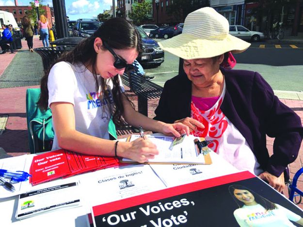 ➥➥ En East Boston voluntarios de diferentes organizaciones registrando votantes latinos para elecciones del 8 de noviembre.