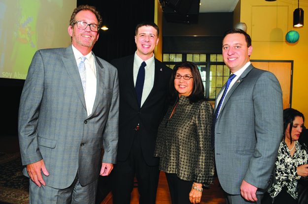 ➥➥ En la foto de izquierda a derecha: Steven Snyder, vicepresidente de marketing y desarrollo de EBNHC; Adrian Madaro, representante Estatal de East Boston; Phyllis Barajas fundadora y presidenta ejecutiva de Conexión y el senador Joe Boncore.