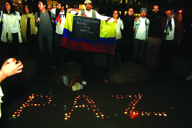 ➥➥ Independientemente de si apoyaron o no el acuerdo, decenas de colombianos marcharon en silencio por la paz de su país el pasado miércoles 5 de octubre en la Universidad de Harvard.