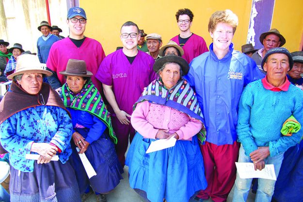 ➥➥ Estudiantes de Boston University Daniel Lattarulo, Sean Williams y Andreas Xenopoulos y George Apostle de la Universidad de Southern, California, con pobladores de Tápuc en plena cruzada humanitaria.