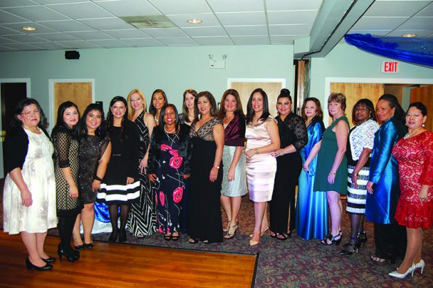 ➥➥ Milagros Abreu, directora ejecutiva de Latino Health Insurance Program, junto con miembros de su organización.