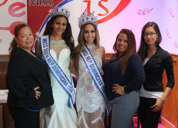 Las reinas dominicanas acompañadas de integrantes del comité organizador.