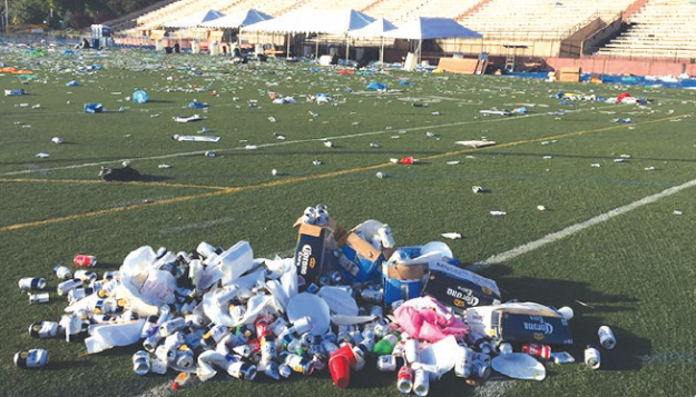➥➥ El Estadio de Veteranos de la Ciudad quedó lleno de basura, latas y botellas después de un concierto brasileño el pasado domingo 2 de octubre.