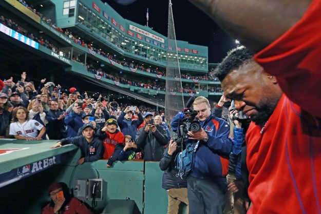 El "Big Papi" emotivamente afectado le dijo adiós a los seguidores de los Red Sox. Foto: Jim Davis-The Boston Globe.