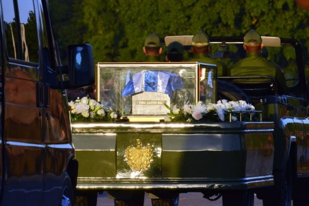 La urna con las cenizas del líder cubano Fidel Castro deja la Plaza de la Revolución en La Habana para iniciar un viaje de cuatro días por Cuba, el 30 de noviembre de 2016. AFP PHOTO
