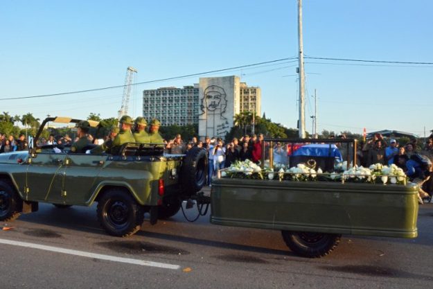 La urna con las cenizas del líder cubano Fidel Castro deja la Plaza de la Revolución en La Habana para iniciar un viaje de cuatro días por Cuba, el 30 de noviembre de 2016. / AFP PHOTO