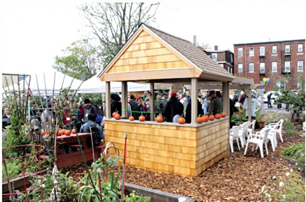 El nuevo ‘shade shelter’ o refugio de sombra construido por jóvenes residentes de Chelsea.