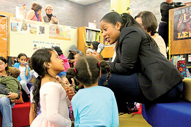 ➥➥ La Representante Estatal Juana Matías fue una de las invitadas especiales para leerle a los niños.