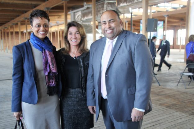El alcalde de Lawrence Daniel Rivera posa con la vicegobernadora Karen Polito y la directora del campus de Northern Essex Community College en Lawrence, Dra. Noemi Custodia-Lora.