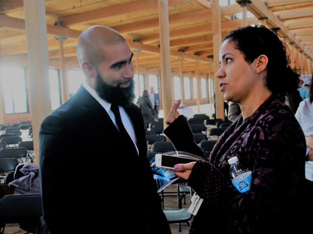 Rey González conversa con Arisleyda Veloz, directora de programas en Mill Cities Community Investments.