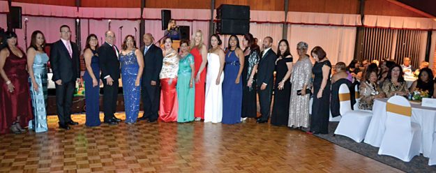 ➥➥Directivos de LULAC Evolución Boston y asistentes a la noche de gala para premiar a los cinco “Hombres Increíbles” 2016.