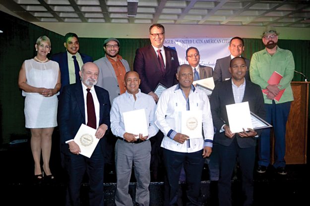 ➥➥ Con los 5 homenajeados: José De la Rosa, Pascual Tejeda Arias, Rafael Osiris Ruíz, Carlos Vidal y el Dr. Pablo Hernández, el activista Juan López y la presidenta de LULAC Evolución Boston, Patria Sánchez.