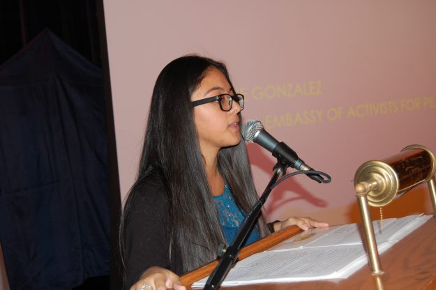 La joven estudiante de Ciencias Políticas, Dulce González, clausuró el evento con un llamado a luchar contra la intolerancia y la discriminación.