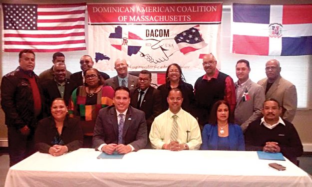 ➥➥ Integrantes de la Coalición dominicana de Massachusetts se movilizan para ayudar a familias damnificadas por inundaciones en su país.