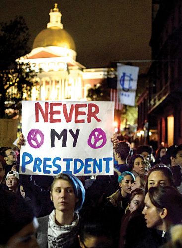  En una protesta pacífica, cientos de personas marcharon para dejar saber su inconformidad ante la elección del nuevo presidente de los Estados Unidos, Donald Trump. 