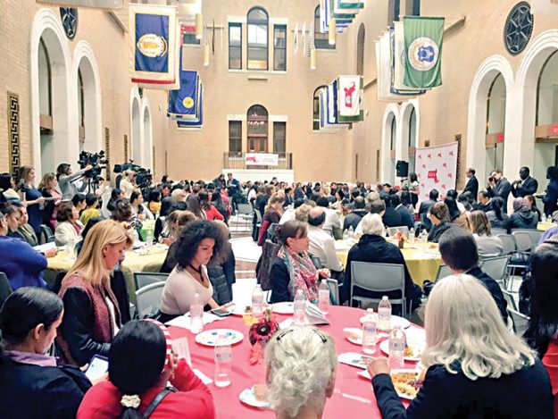 Almuerzo anual: Inmigrantes celebran el Día de Acción de Gracias en la Casa del Estado.