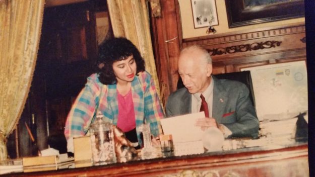 : Esta foto corresponde cuando la autora de esta nota, quien fue periodista de la campaña electoral del entonces candidato Sixto Durán Ballén, lo entrevistó en el Palacio de Carondelet, siendo ya Presidente del Ecuador. “Siempre lo recordaré como mi gran maestro de su campaña política rumbo a la presidencia. Más que un trabajo fue un aprendizaje diario. Mi querido arquitecto siempre lo llevaré en mi corazón. Gracias por tanto Señor Presidente” Jeaneth Delgado Santana.