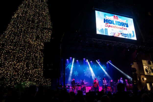 El gobernador de Massachusetts, Charlie Baker, y el alcalde de Boston, Marty Walsh, encendieron el primer árbol de Navidad en Boston.