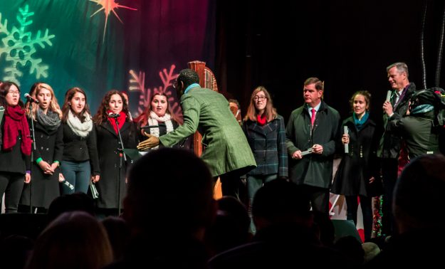 El gobernador Baker y el alcalde Walsh junto con el Boston Children's Chorus.