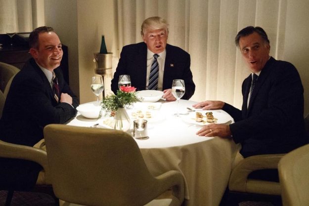 El presidente electo Donald Trump, cenó junto a Mitt Romney y Reince Priebus el martes en Nueva York. Foto: AP.