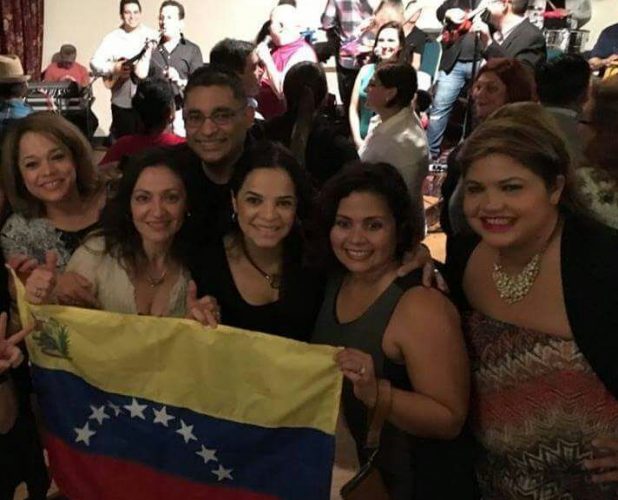 Cientos de venezolanos inundaron la pista de baile en el Amanecer Gaitero Boston 2015.