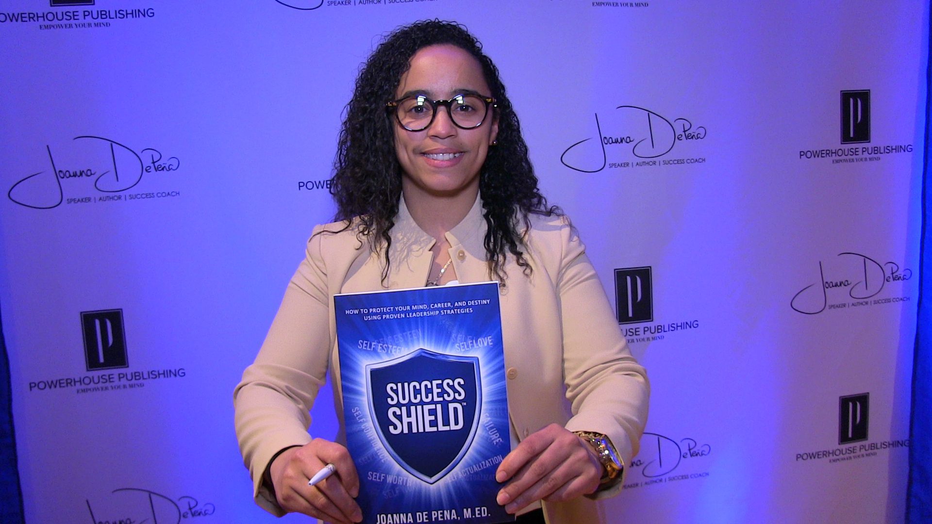 Joanna de Peña presenta libro “Success Shield”