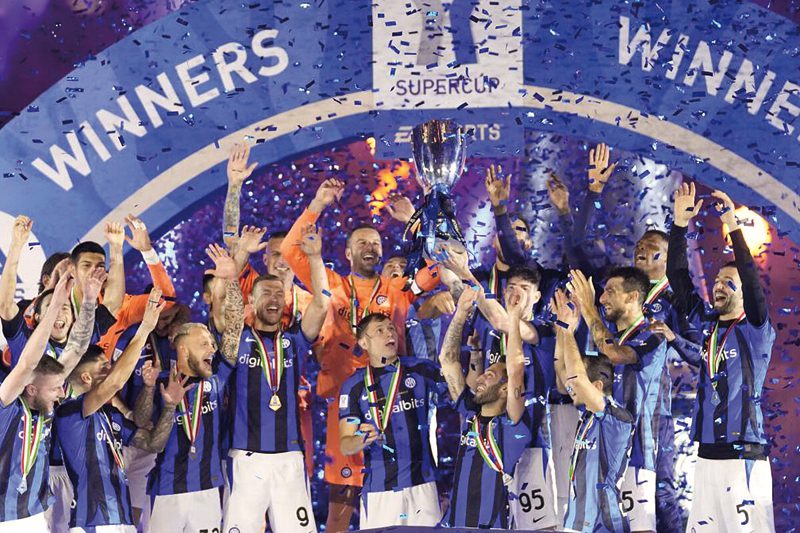 Inter de Milan levantando la supercopa