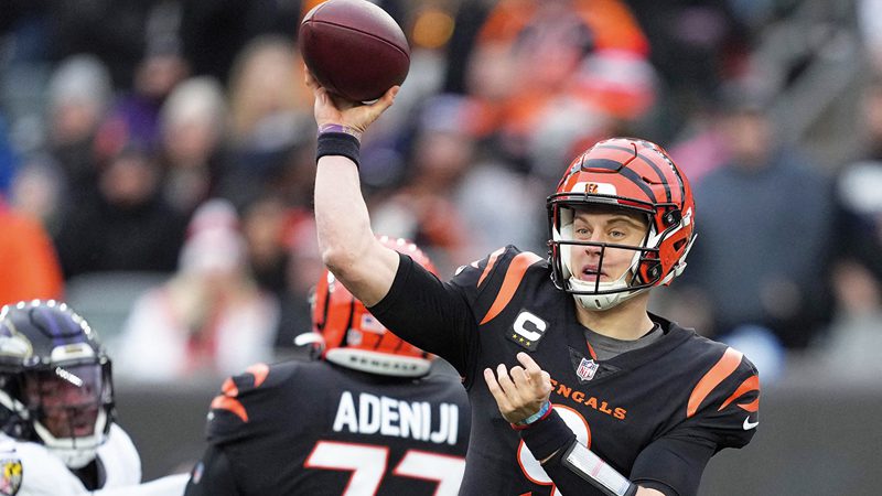 Joe Burrow haciendo un pase