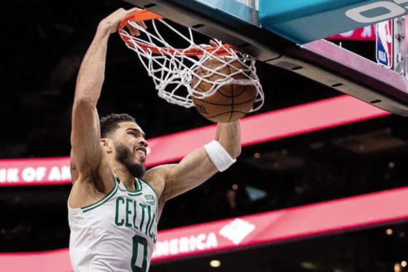 Jayson Tatum haciendo una canasta