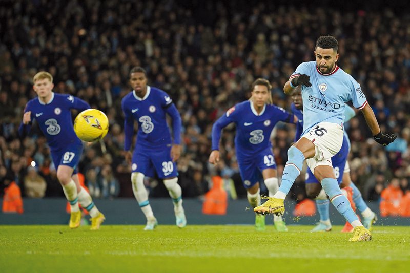 Riyad Mahrez haciendo un tiro a puerta