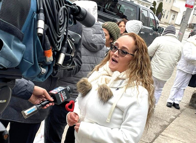 Una mujer hablando con la noticia sobre Reina