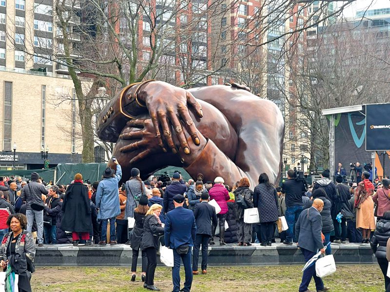 Estatua de "El Abrazo" de MLK