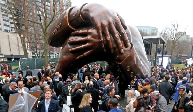 Estatua de abrazo de MLK Jr