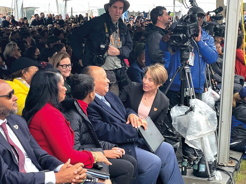 Maura Healey en la inauguracion de "El Abrazo"