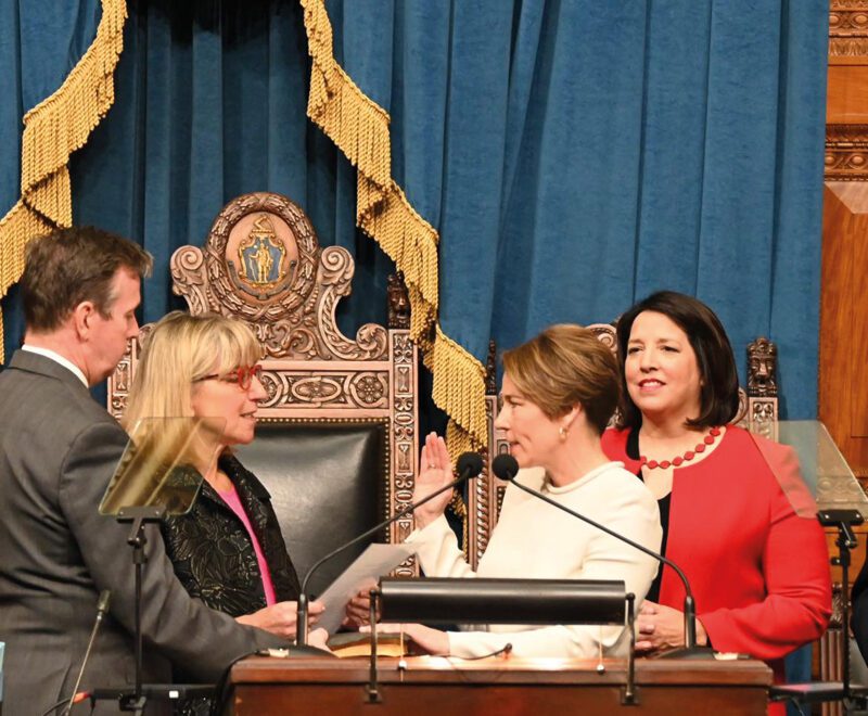 Maura Healey siendo juramentada