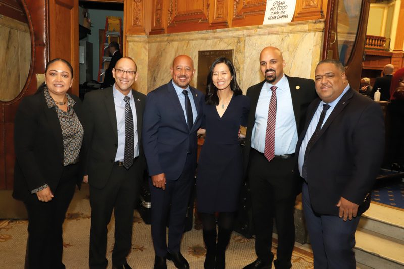 Representantes estatales Estela Reyes y Frank Moran, alcalde de Lawrence, Brian DePeña, alcaldesa de Boston, Michelle Wu, el senador Pavel Payano y el Representante estatal, Francisco Paulino.