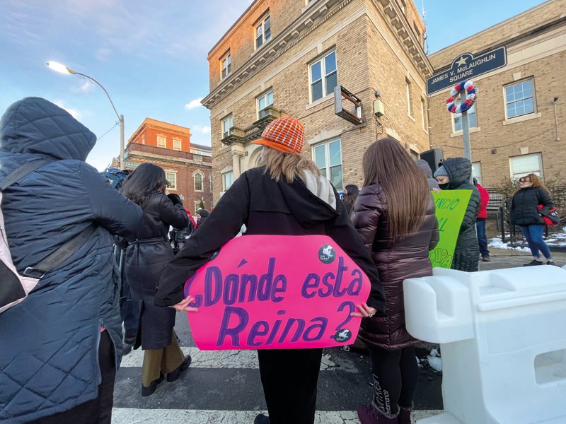 Foto de Boston conmovido buscando a Reina