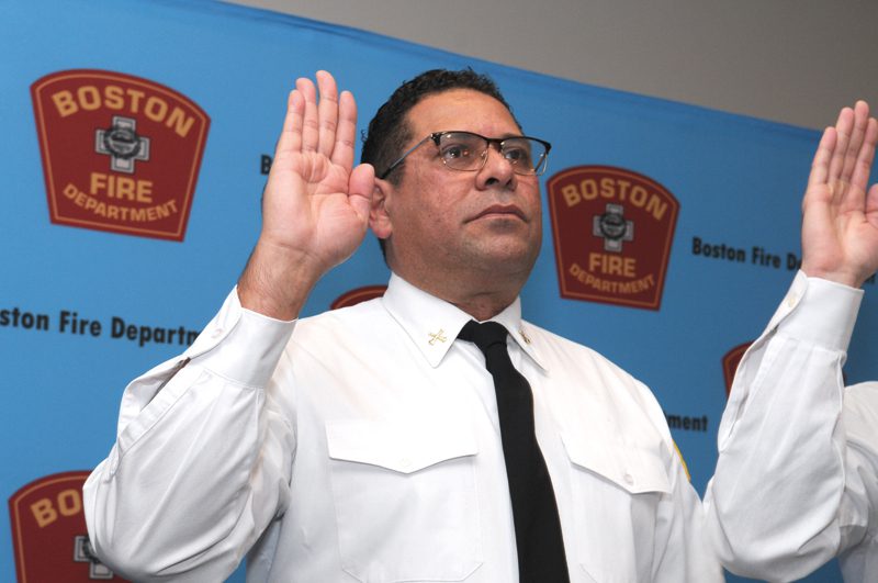José A. Estrella siendo juramentado en el Departamento de Bomberos de Boston