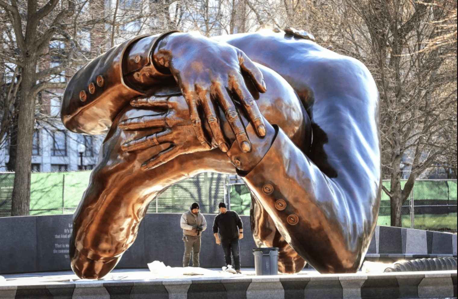 Las estatua the embrace