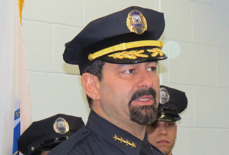 El alcalde de Lawrence, Brian DePeña, sostuvo una reunión con los policías de la ciudad luego de que el jefe del Departamento, Roy Vasque.