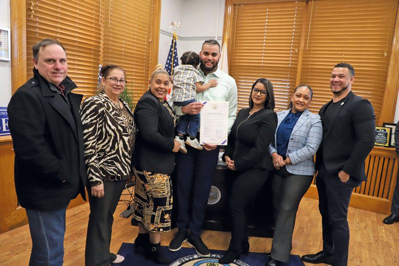 l alcalde Brian A. DePeña recibió en su oficina junto a representantes Estatales, concejales, jefe de la Policía, jefe de los Bomberos y otras Delegaciones al "héroe de Lawrence" Adolfo D. Molina Burgos